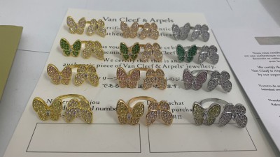 반ㅋ리프 투 버터플라이 비트윈 더 핑거 링 풀다이아