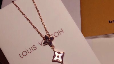 루ㅇ비통 컬러블라썸 트리플 플라워 펜던트 목걸이 화이트 자개