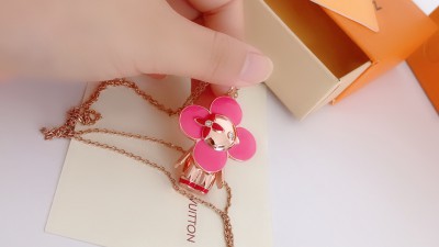 루ㅇ비통 비비엔 플럼 플라워 펜던트 목걸이