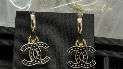 샤ㄴ 로고 드롭 이어링