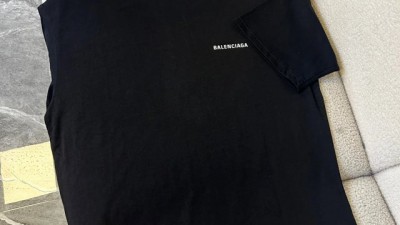 [세일][공용] 발ㄹ시아가 로고 미디엄 핏 티셔츠 2컬러