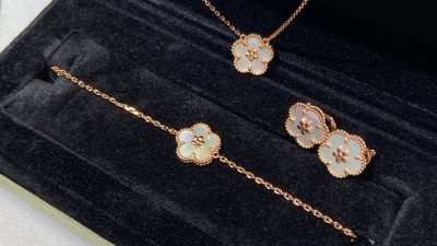 반ㅋ리프 럭키 스프링 플럼 블로썸 목걸이