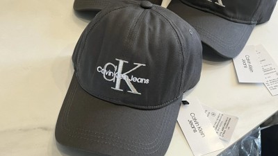 캘ㅂ클라인 모노그램 엠브로이더리 볼캡