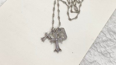 크ㄹ하츠 더블크로스 컷아웃 참 목걸이