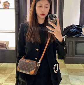 루ㅇ비통 트로카데로 웨어러블 월릿